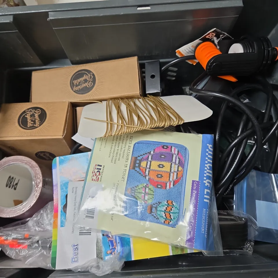 APPROXIMATELY 12 ASSORTED HOUSEHOLD ITEMS TO INCLUDE LED SPOTLIGHTS, SANDPAPER ROLL, UNIVERSAL TAP ADAPTER, ETC