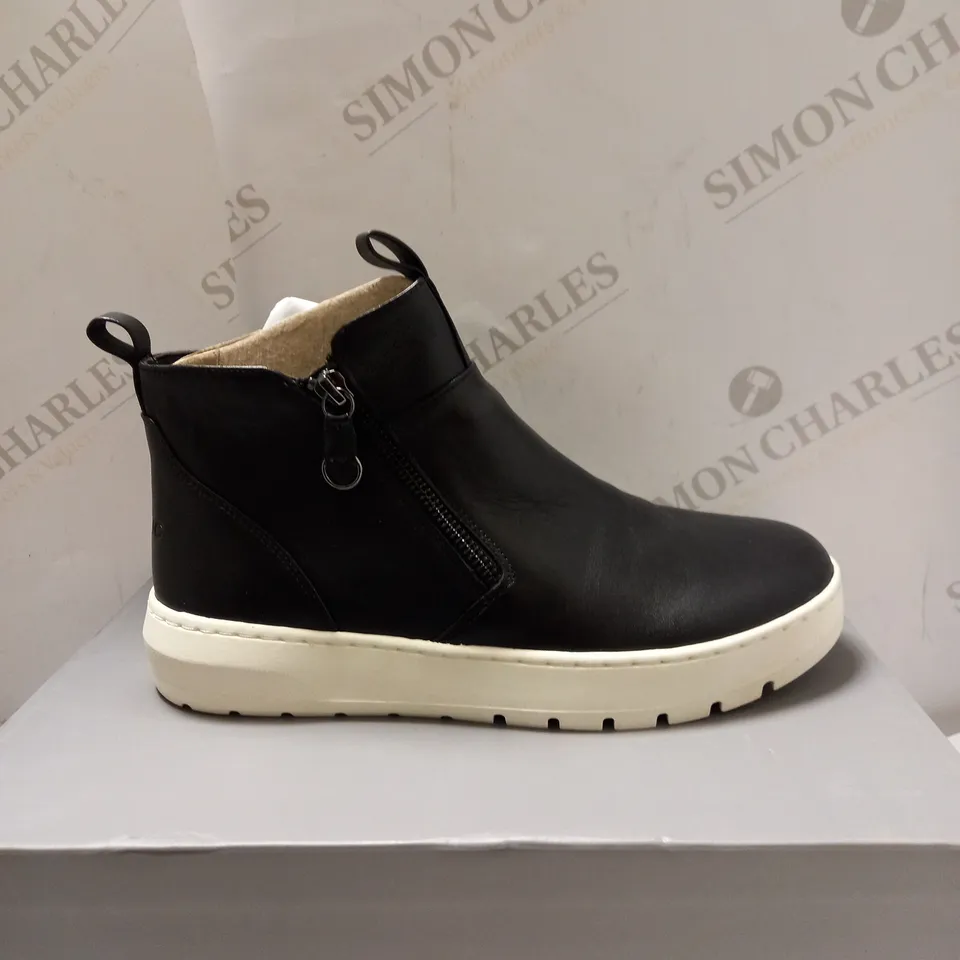 VIONIC BLACK HIGH TOP TRAINERS - SIZE 6.5