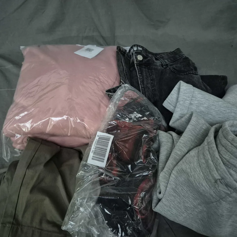 APPROXIMATELY 45 ASSORTED CLOTHING ITEMS IN VARIOUS SIZES, STYLES & COLOURS TO INCLUDE BRANDS SUCH AS BOOHOO MAN, PRIMARK, ASOS, ETC - COLLECTION ONLY