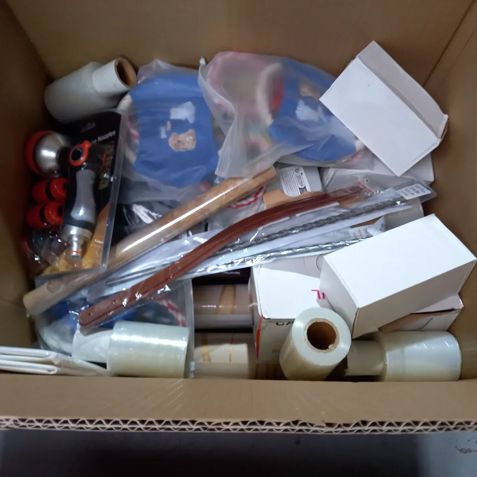 LARGE QUANTITYOF ASSORTED HOUSEHOLD ITEMS TO INCLUDE SPRAY NOZZLE, HEATING WAIST BELT AND EXTENSION LEAD