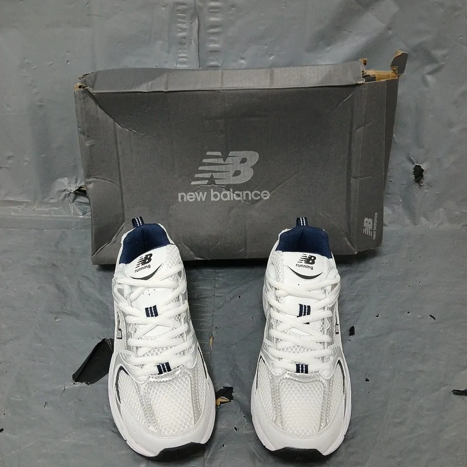 BOXED PAIR OF NEW BALANCE 530 RUNNING WHITE/NAVY UK 3.5 