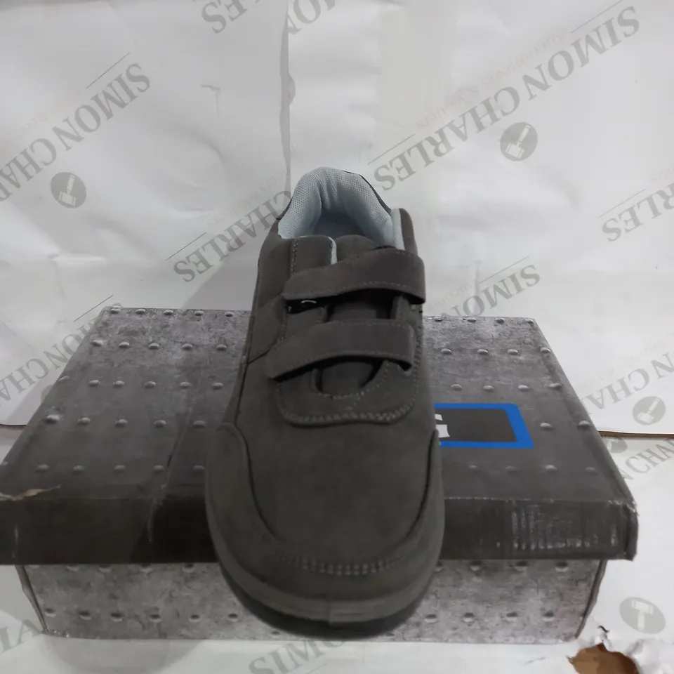 JOG VELCROW TRAINERS IN STONE GREY- SIZE EU 45