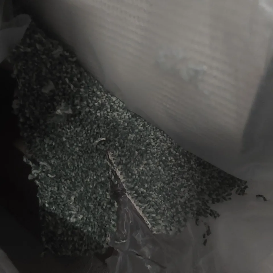ROLL OF QUALITY STS HERITAGE LUXURY EVERGREEN CARPET - APPROXIMATELY 3.3 x 4m