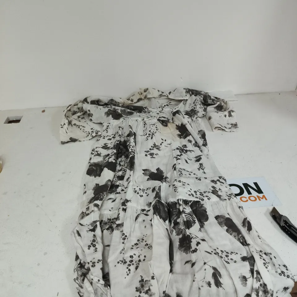 BOX OF APPROXIMATELY 30 ASSORTED CLOTHING ITEMS TO INCLUDE: TAMZY DRESS