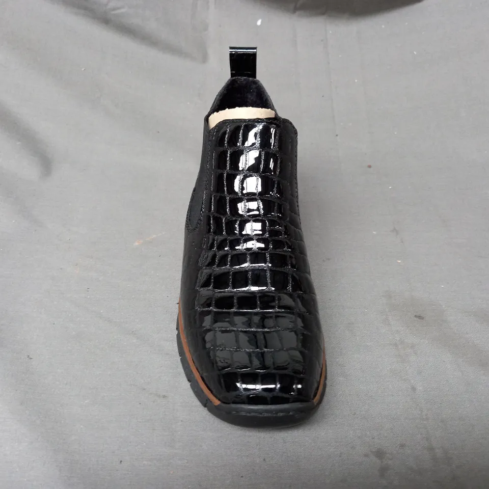 BOXED PAIR OF RIEKER ANKLE BOOTS IN BLACK SIZE 5