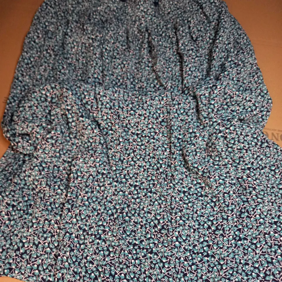 CREW CLOTHING COMPANY LIA SKIRT IN NAVY DAISY DESIGN - SIZE 16