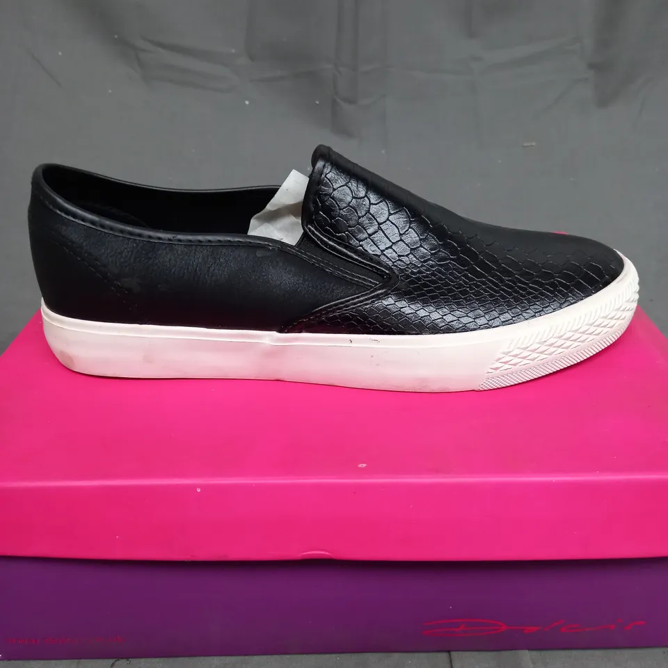 BOX OF APPROXIMATELY 10 ASSORTED PAIRS OF SHOES TO INCLUDE LOW BLACK TRAINERS, FORMAL SHOES, OPEN TOE SANDALS ETC