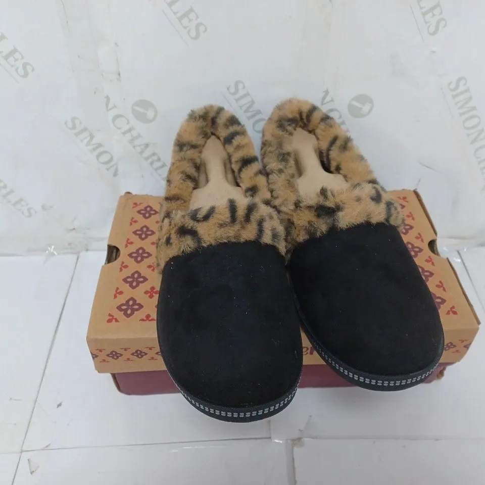 BOXED PAIR OF SKECHERS COZY CAMPFIRE FRISKY GAL LEOPARD FUR LINED SLIPPERS IN BLACK SIZE 6