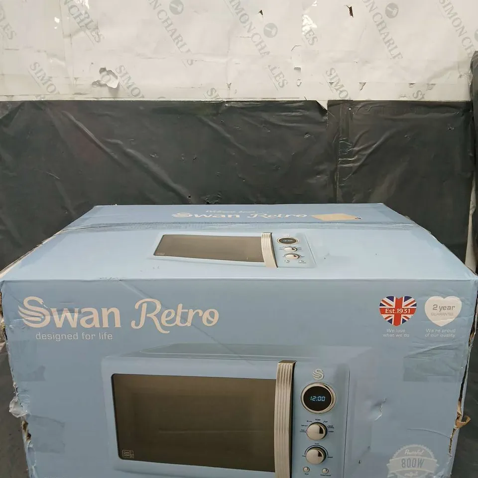 BOXED SWAN RETRO 800W MICROWAVE IN BLUE 