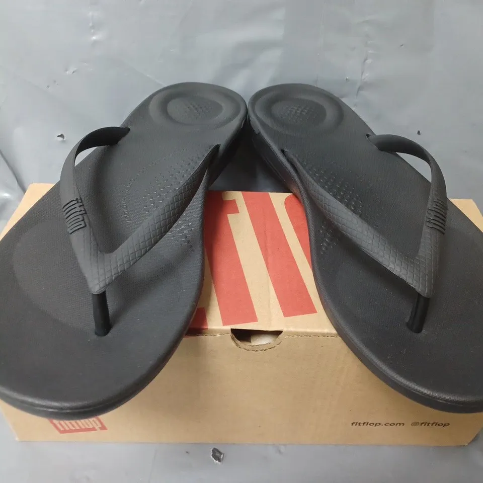 BOXED PAIR OF FITFLOP IQUSHION ERGONOMIC FLIP FLOPS IN BLACK - UK 6