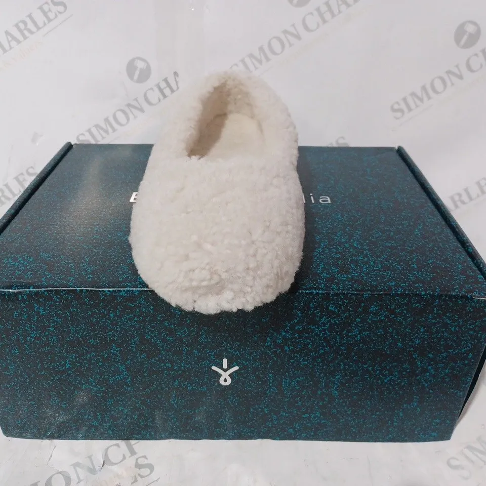 PAIR OF EMU AUSTRALIA "MIRA" TEDDY SLIPPERS IN NATURAL - SIZE 4