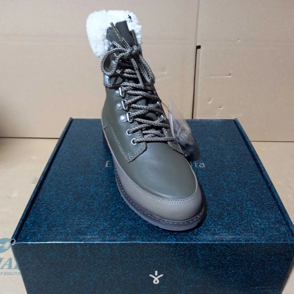 BOXED PAUR OF EMU OKAB FAUX LEATHER BOOTS IN DARK OLIVE UK SIZE 5