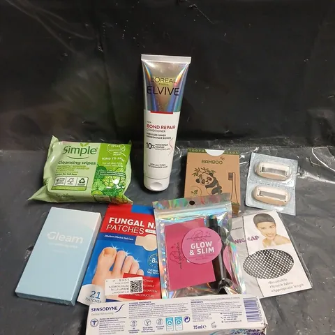 APPROXIMATELY 20 ASSORTED HEALTH & BEAUTY PRODUCTS TO INCLUDE BAMBOO TOOTHBRUSH, FUNGAL PATCHES, SENSODYNE TOOTHPASTE ETC 