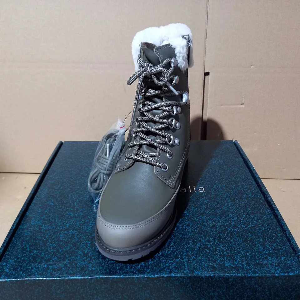 BOXED PAUR OF EMU OKAB FAUX LEATHER BOOTS IN DARK OLIVE UK SIZE 5