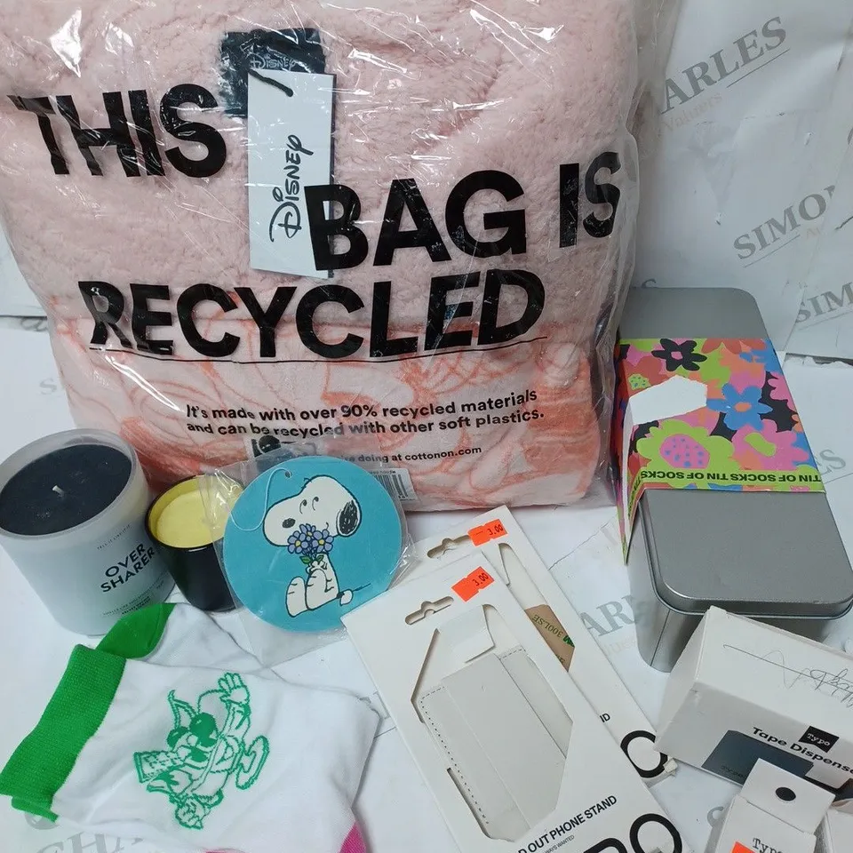 APPROXIMATELY 9 COTTON ON ITEMS INCLUDING THROW, TIN OF SOCKS, CANDLES