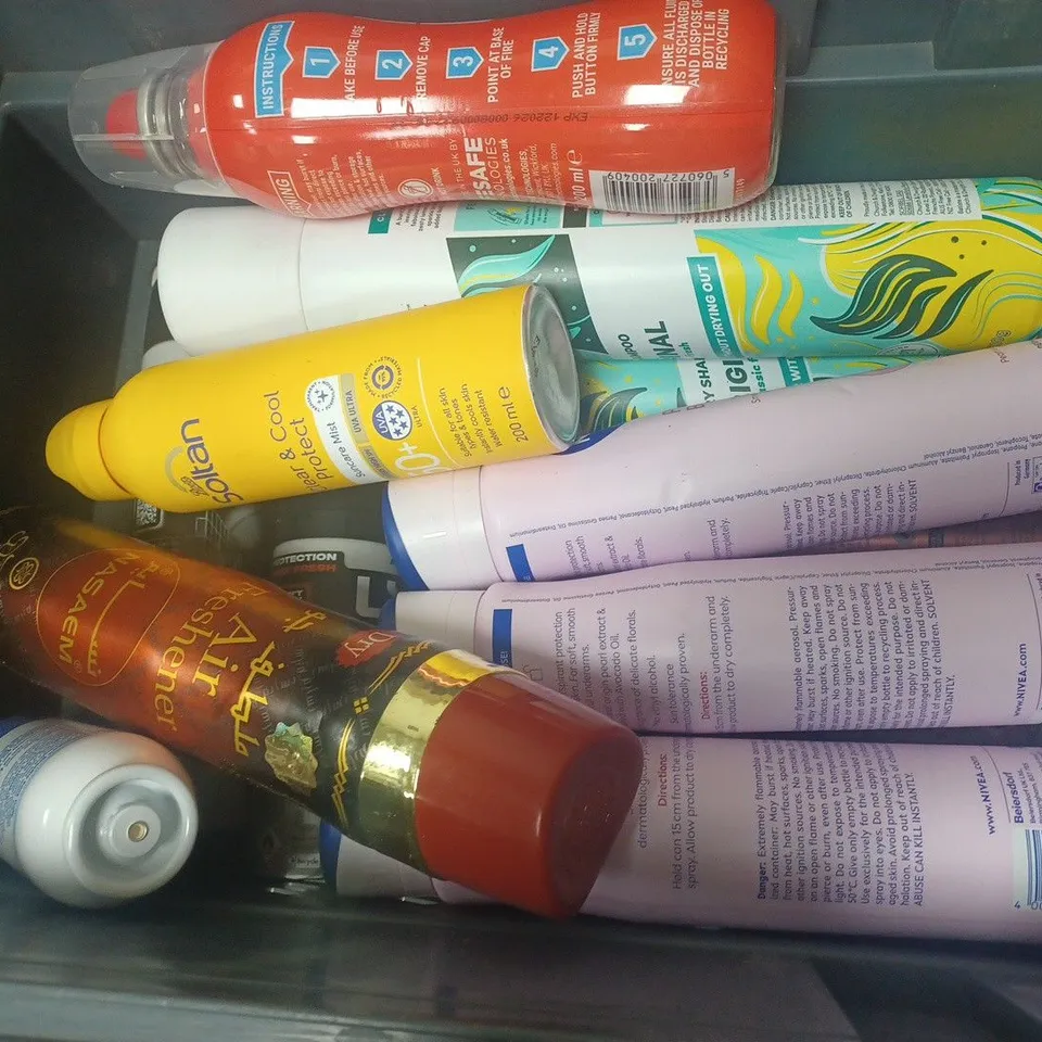 APPROXIMATELY 15 ASSORTED AEROSOLS TO INCLUDE DETTOL SPRAY, LYNX BLACK, TRESEMME HAIR SPRAY, ETC - COLLECTION ONLY
