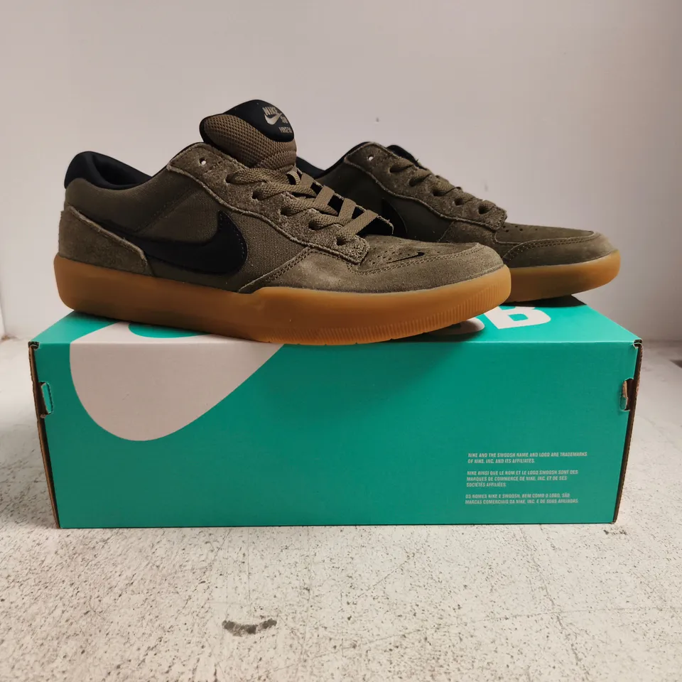 BOXED PAIR OF NIKE SB FORCE 58 TRAINERS IN OLIVE/BLACK SIZE UK 8
