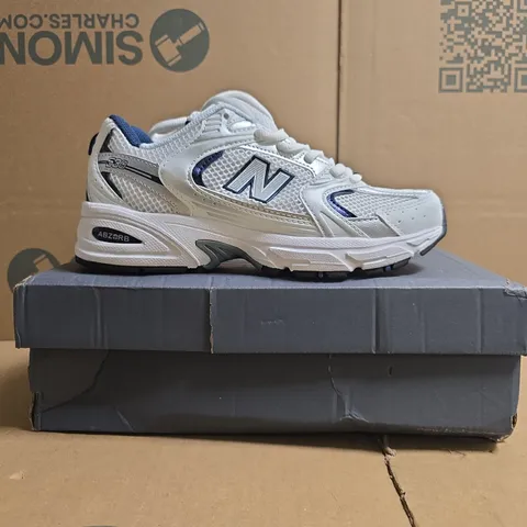 BOXED PAIR OF NEW BALANCE 530 TRAINERS IN WHITE/NAVY SIZE UK 5.5
