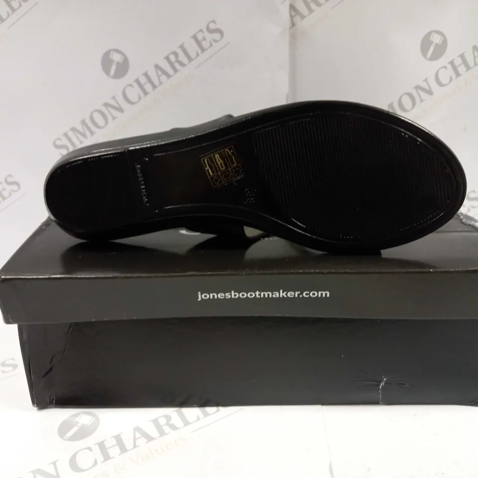 BOXED PAIR OF JONES BOOTMAKER FLAT SANDALS UK SIZE 5