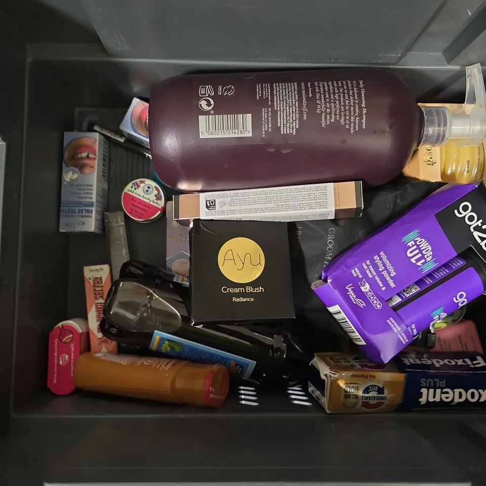 APPROXIMATEY 20 ASSORTED HEALTH AND BEAUTY PRODUCTS TO INCLUDE - HARRY'S BODY WASH - EYE GLOW TRIO AND HERBAL ESSENCES CONDITIONER