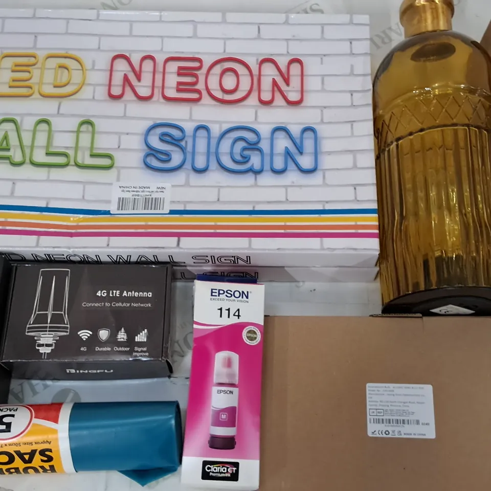 LARGE QUANTITY OF ASSORTED ITEMS TO INCLUDE LED NEON WALL SIGN, LED STRING LIGHTS AND 4GB LITE ANTENNA 