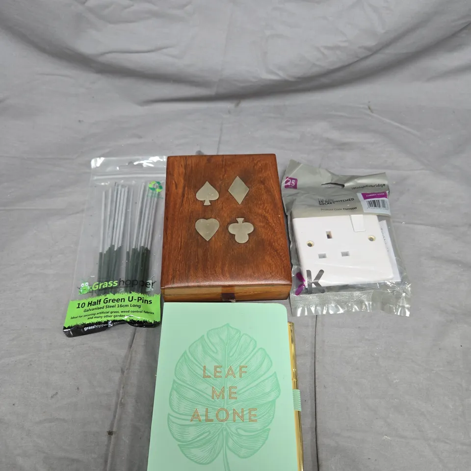 APPROXIMATELY 15 ASSORTED HOUSEHOLD ITEMS TO INCLUDE PLUG SOCKET, LEAF ME ALONE WRITING JOURNAL AND GRASSHOPPER HALF GREEN PINS