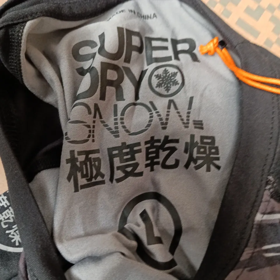SUPERDRY CARBON BASELAYER IN MONO CAMO - LARGE