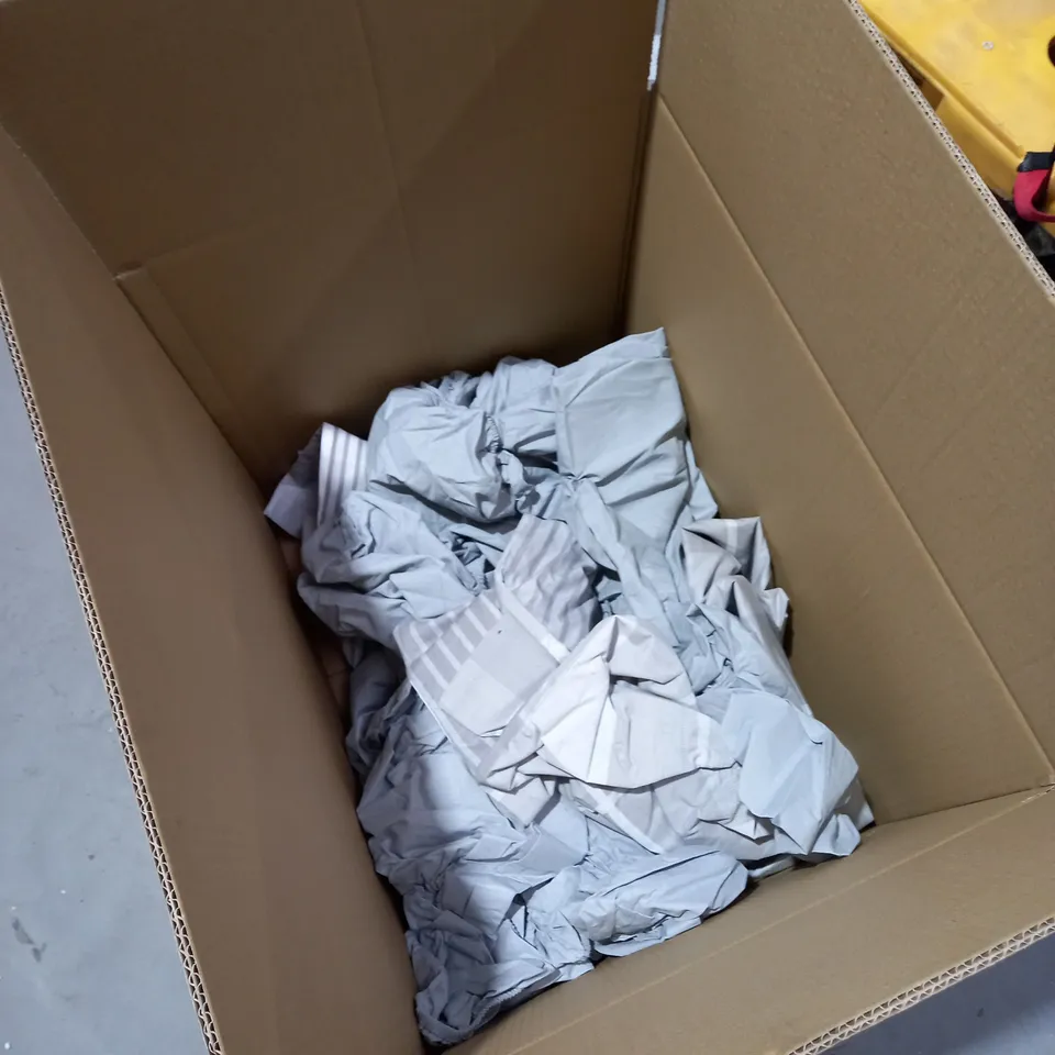 BOX OF ASSORTED ITEMS TO INCLUDE: VELVET HANGERS, CURTAINS, DUVET SHEETS ETC 
