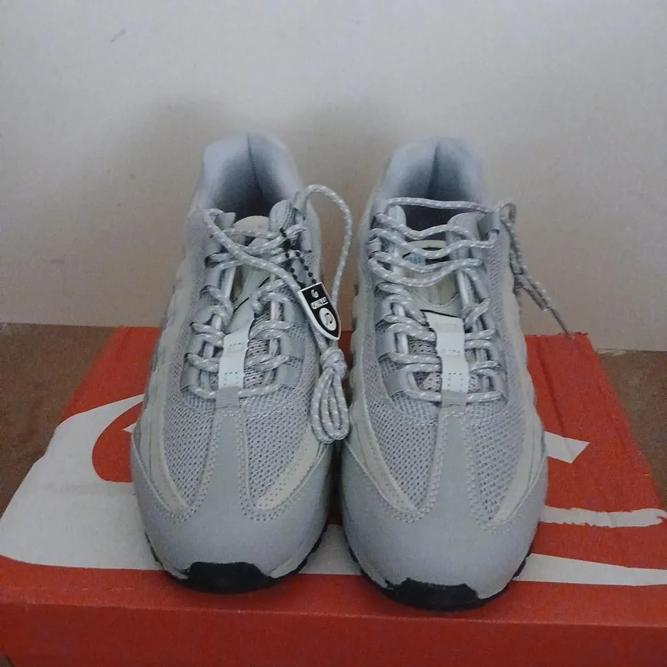 NIKE AIR MAX 95 TT TRAINERS – GREY/WHITE, UK 7 (US 8, EUR 41)