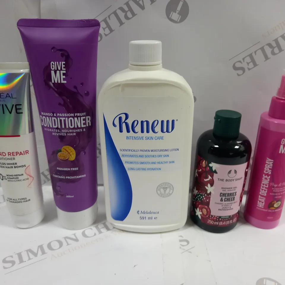 BOX OF APPROXIMATELY 20 ASSORTED COSMETIC ITEMS TO INCLUDE GIVE ME CONDITIONER, THE BODY SHOP SHOWER GEL, RENEW SKIN CARE ETC