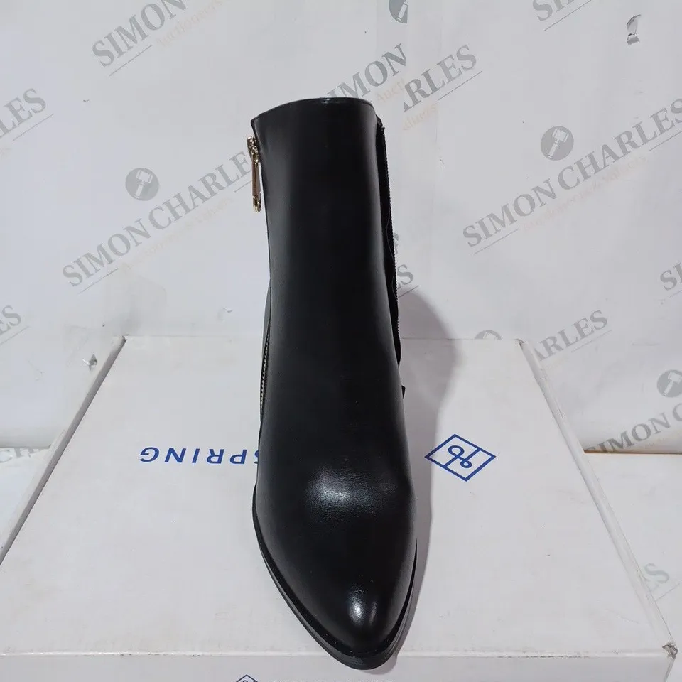 BOXED PAIR OF CALL IT SPRING EROECIA BLOCK HEEL ZIP-UP BOOTS IN BLACK SIZE 5