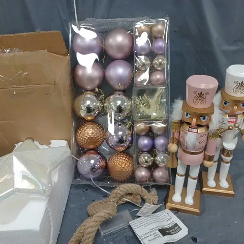 LOT OF 4 ASSORTED SEASONAL ITEMS TO INCLUDE NUTCRACKERS AND STAR ON A ROPE