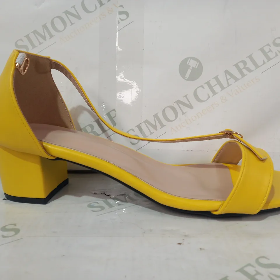 PAIR OF DESIGNER OPEN TOE LOW BLOCK HEEL SANDALS IN YELLOW EU SIZE 41