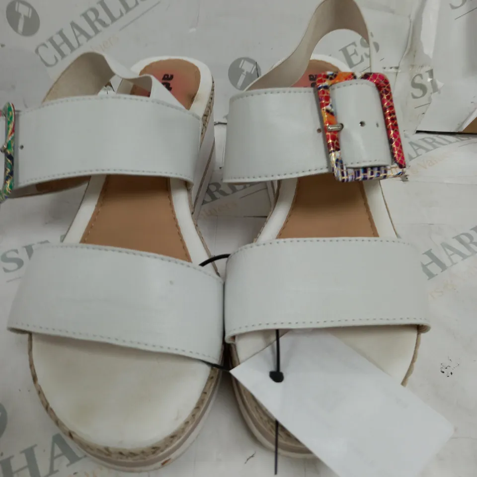 ADESSO WEDGE SANDALS WHITE SIZE 5