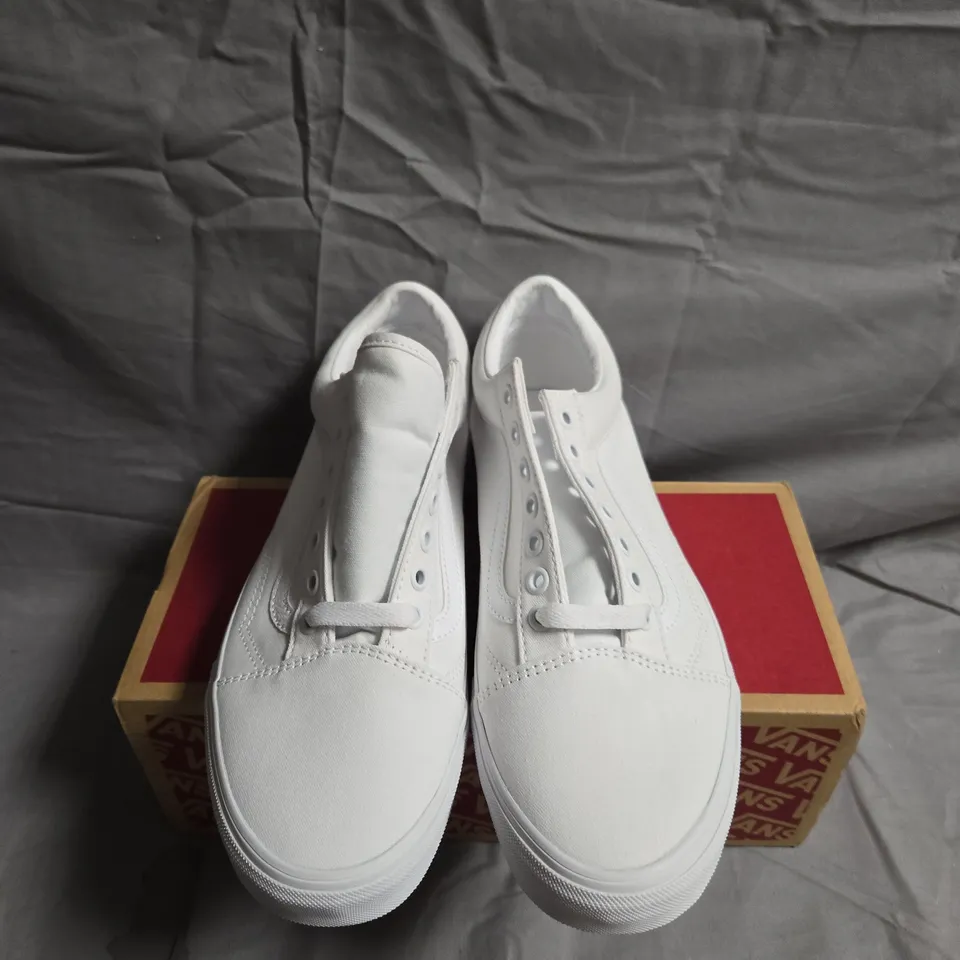BOXED PAIR OF OLD SKOOL VANS - UK SIZE 8