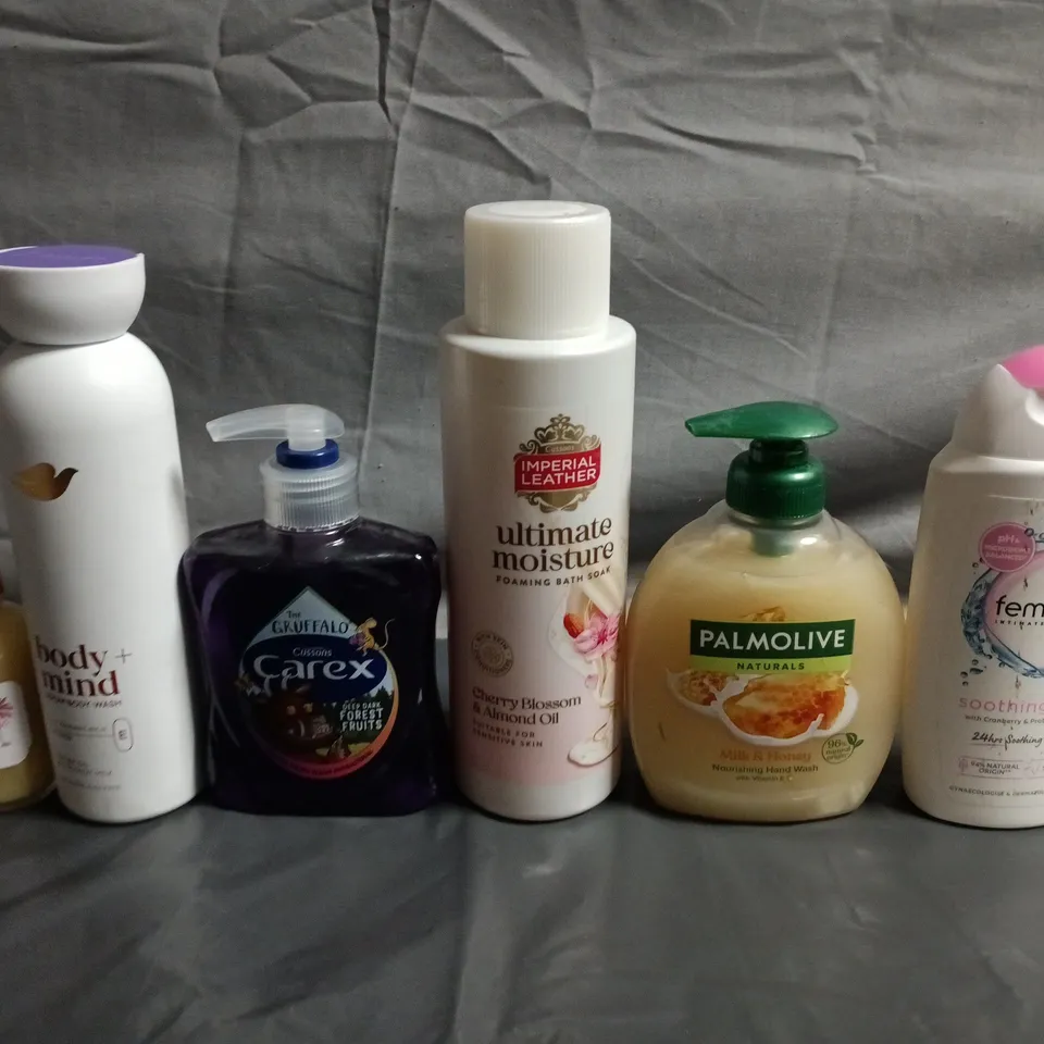 APPROXIMATELY 15 ASSORTED HEALTH & BEAUTY PRODUCTS TO INCLUDE CAREX, IMPERIAL LEATHER AND HAND WASH