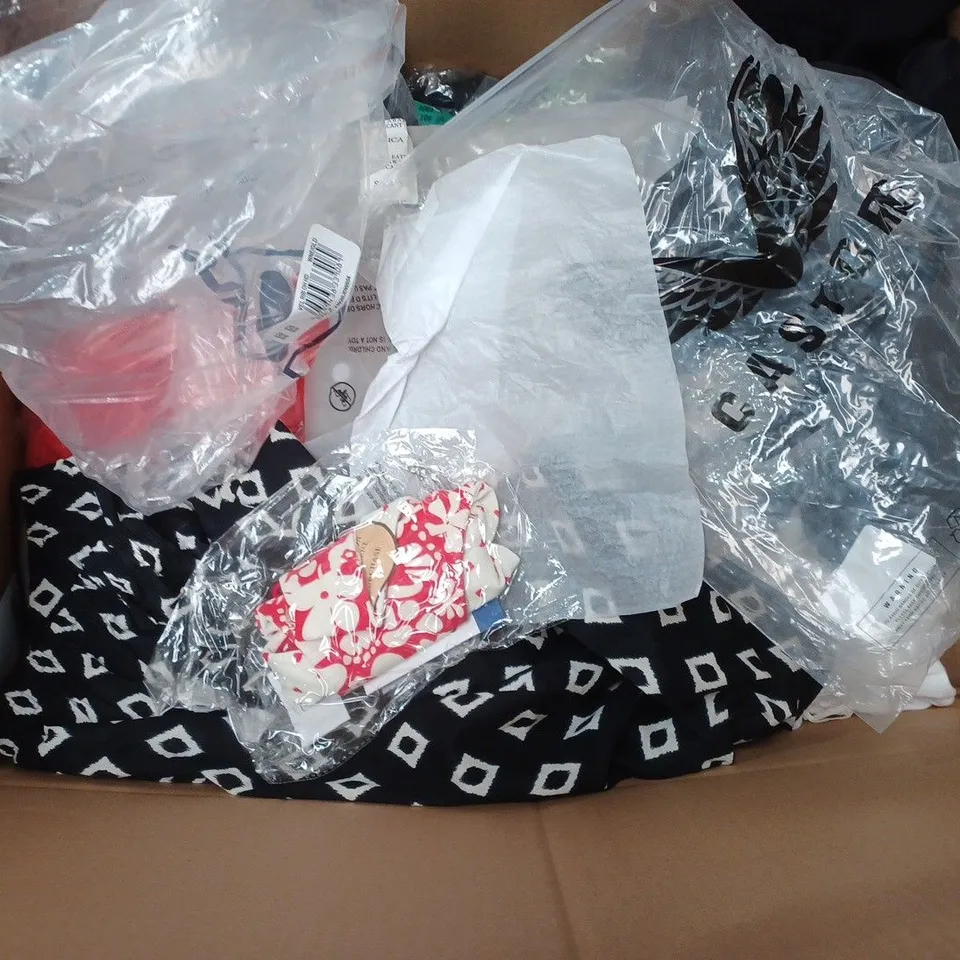BOX OF APPROXIMATELY 20 ASSORTED CLOTHING ITEMS TO INCLUDE - HOODIE , SOCKS , SHORTS ETC
