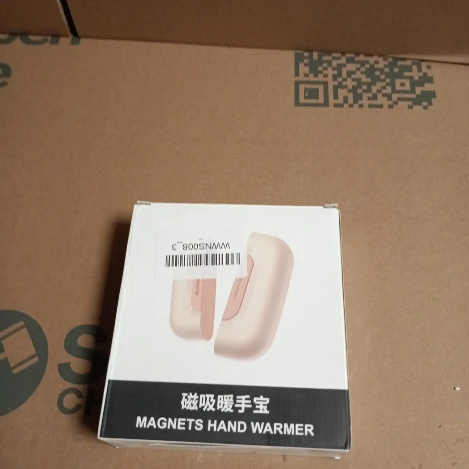 APPROXIMATELY 8 ASSORTED ELECTRICAL ITEMS INCLUDING MAGNETS HAND WARMER AND 4 IN 1 CHARGER