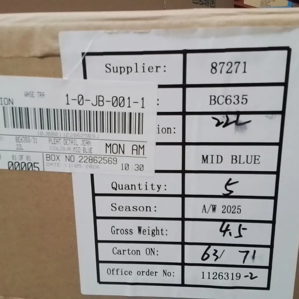 BOXED BRAND NEW APPROXIMATELY 5 SIMPLY BE PLEAT DETAIL JEANS MID BLUE SIZE 22L