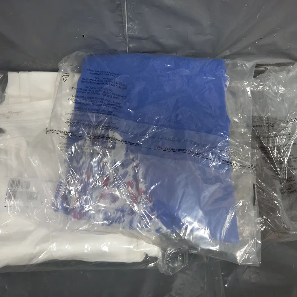 APPROXIMATELY 20 ASSORTED CLOTHING ITEMS IN VARIOUS COLOURS AND SIZES