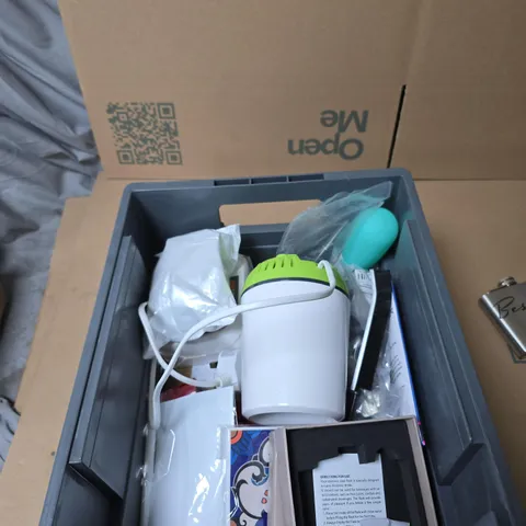 TOTE OF APPROXIMATELY 12 ASSORTED ITEMS TO INCLUDE: BEST MAN FLASK 