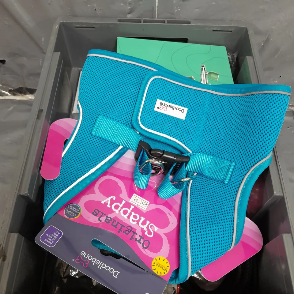 APPROXIMATELY 10 ASSORTED HOUSEHOLD ITEMS TOO INCLUDE , DOG ACCESSORIES , LED LIGHTS , ETC 