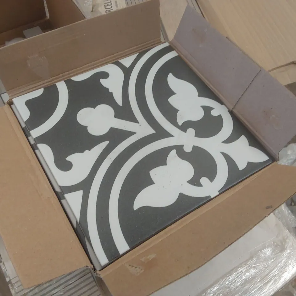 PALLET CONTAINING A VERY LARGE QUANTITY OF ASSORTED TILES