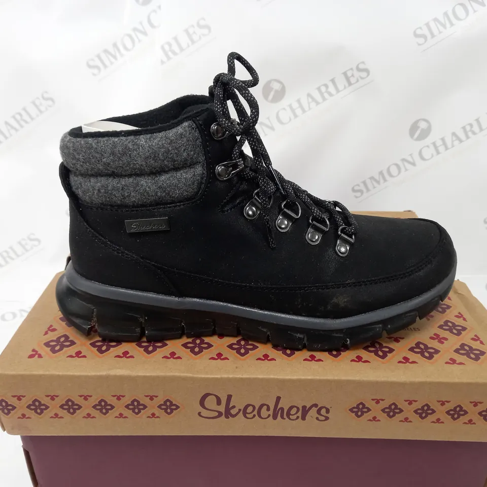 BOXED PAIR OF SKECHERS SYNERGY WARM BOOTS BLACK SIZE 4.5