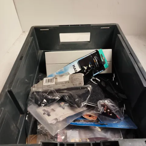 APPROXIMATELY 12 ASSORTED PAIRS OF SUNGLASSES / GLASSES IN VARIOUS STYLES AND COLOURS                         