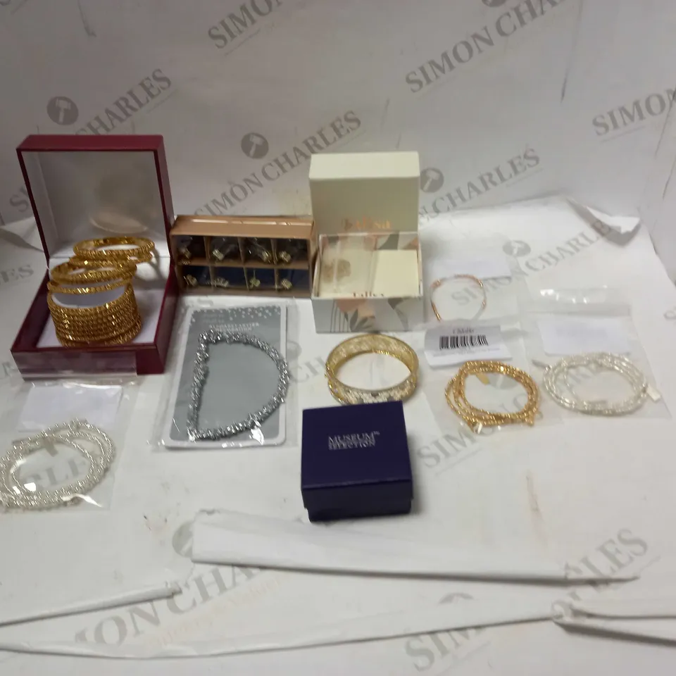 LOT OF ASSORTED JEWELLERY AND WATCHES TO INCLUDE BRACELETS, NECKLACES AND EARRINGS