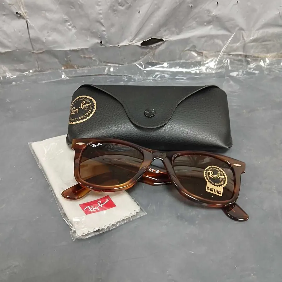 RAY-BAN WAYFARER SUNGLASSES IN LIGHT TORTOISE