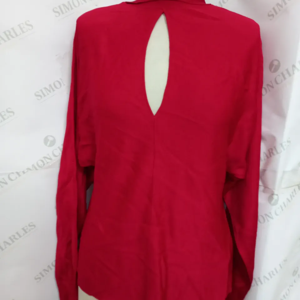 KAREN MILLEN SLINKY KEYHOLE TIE DETAIL KNIT TOP IN RED - MEDIUM