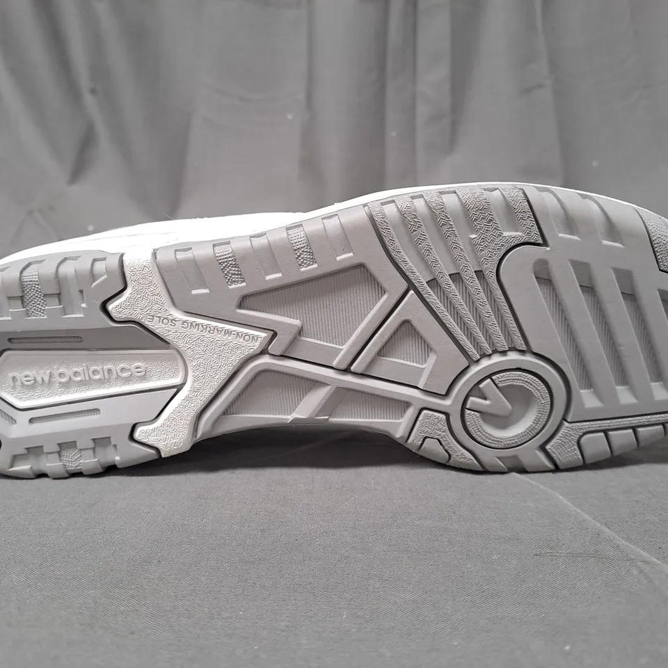 BOXED PAIR OF NEW BALANCE 550 SHOES IN WHITE UK SIZE 7