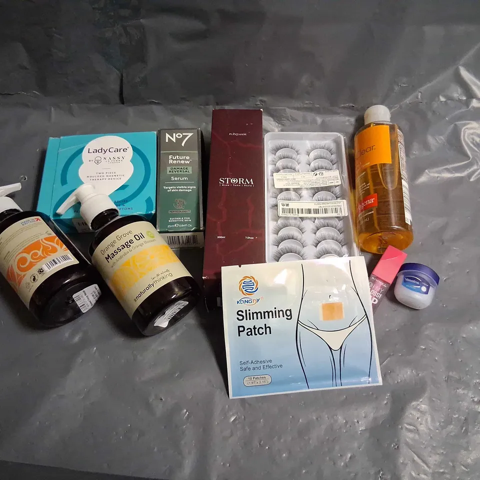 APPROXIMATELY 20 ASSORTED HEALTH AND BEAUTY PRODUCTS TO INCLUDE; VASELINE, RIMMEL, NO 7 AND STORM